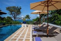 Infinity View - Pool and sunloungers